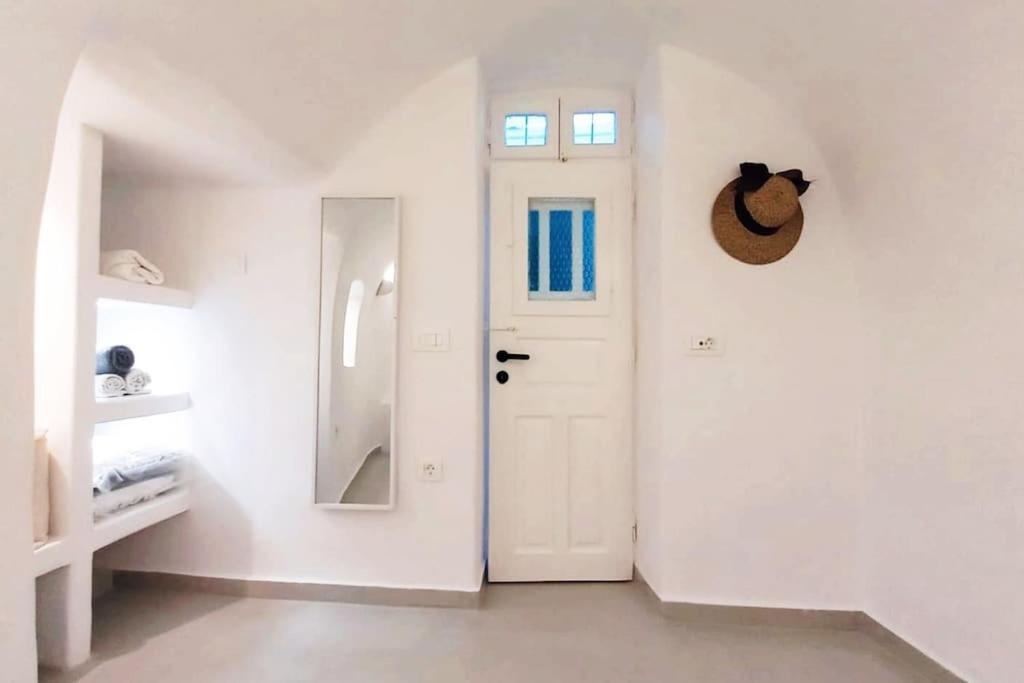 Finikas Cave House * Foinikia (Santorini)
